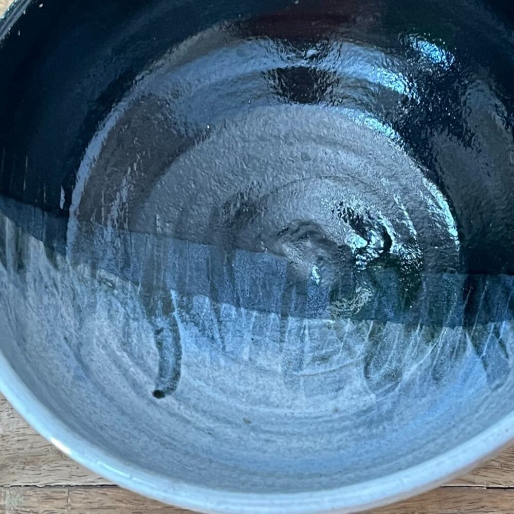 Studio Art Pottery Bowl 7.5" Dark Blue & Ivory Two Tone Glaze Rib Texture - Picture 8 of 12